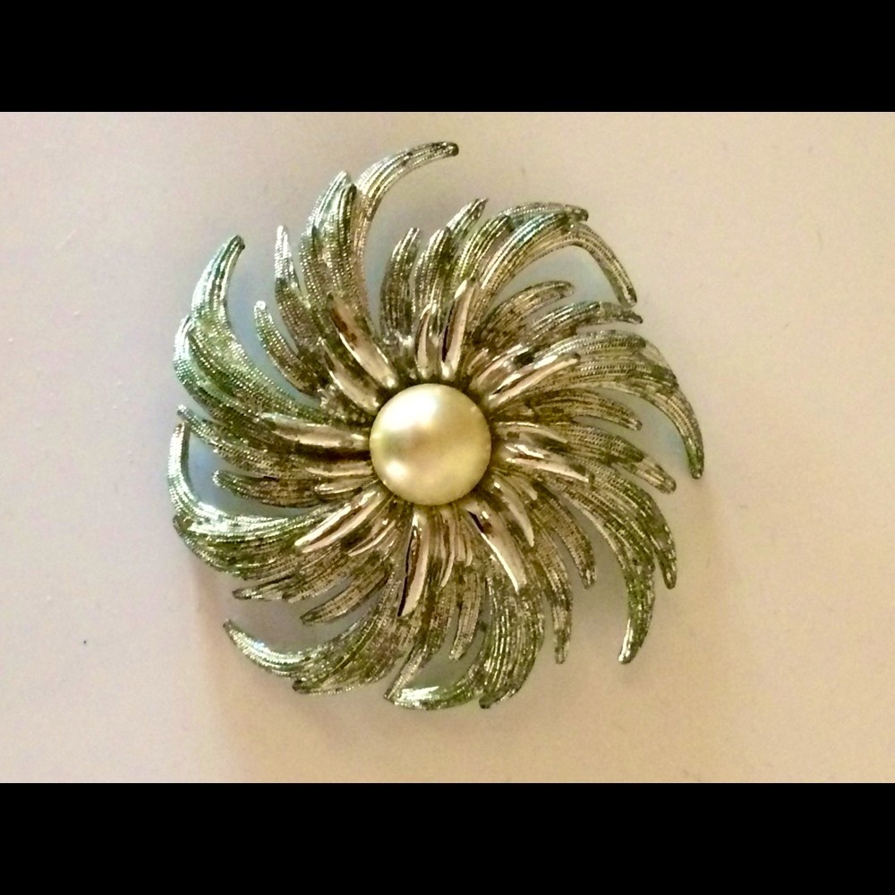 Vintage signed Sarah Coventry silvertone 3” brooch